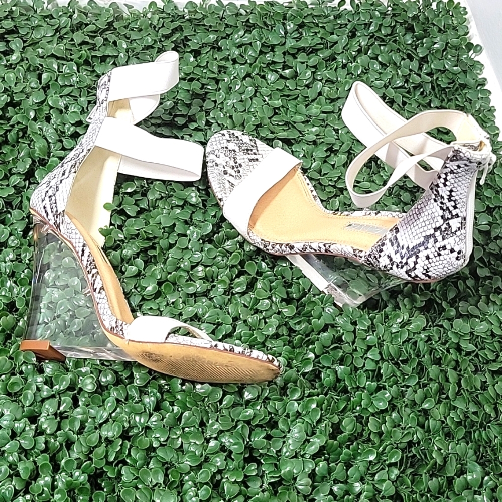 Liliana black n white heel